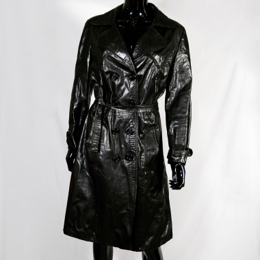 Trench en cuir noir, idéal pour la mi-saison ; habille tous types de tenues, ceinture en cuir.